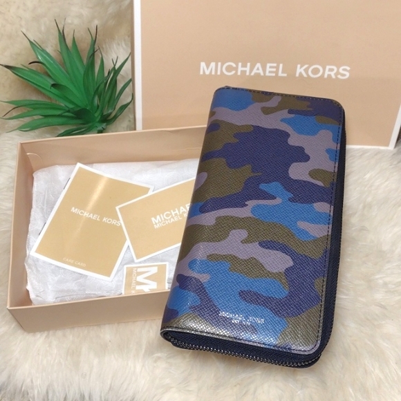 Michael Kors Camo Continental Wallet - Picture 1 of 14